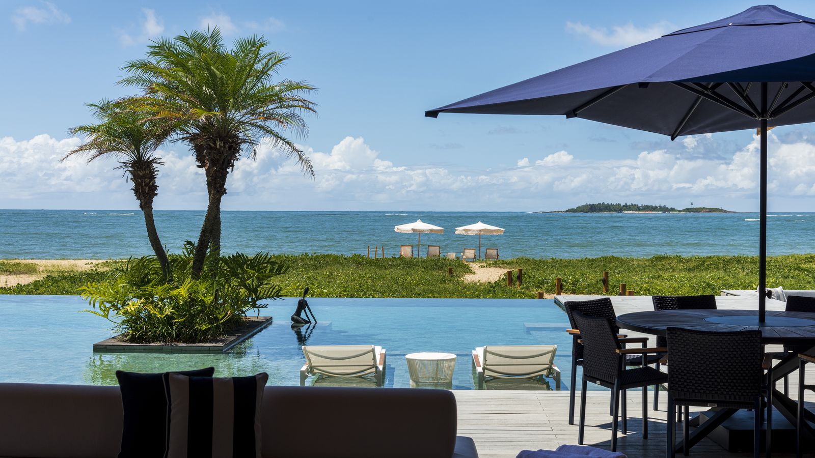 Deck da piscina da Villa Capri, com vista para o mar