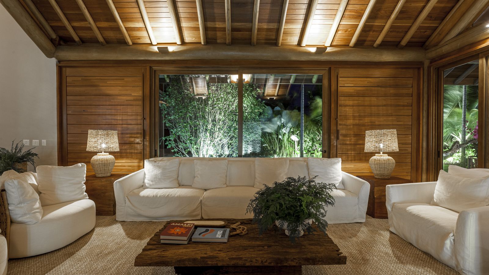 Sala de estar da Villa Capri à noite