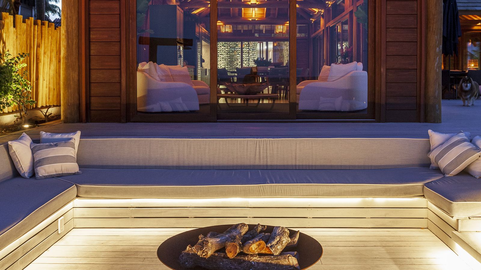 Lounge da lareira externa da Villa Capri à noite