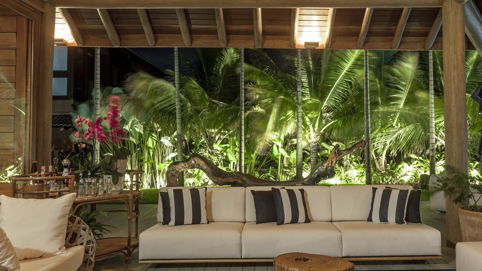 Lounge coberto da Villa Capri à noite