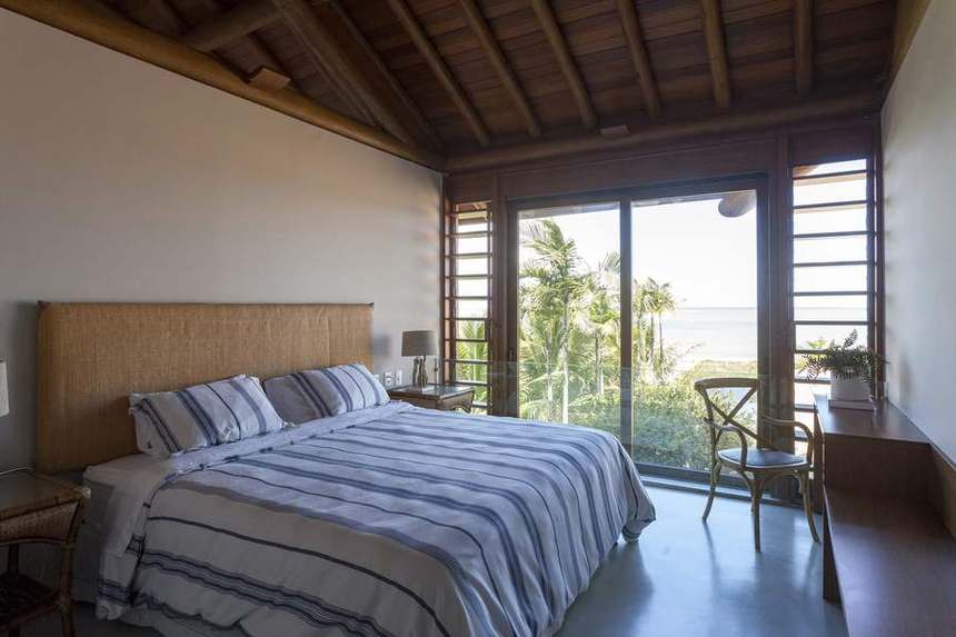 Suíte de casal com cama king e vista direta para o mar