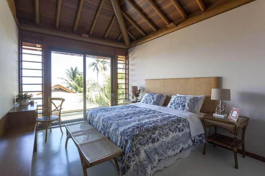 Suíte de casal com cama king e saída para varanda