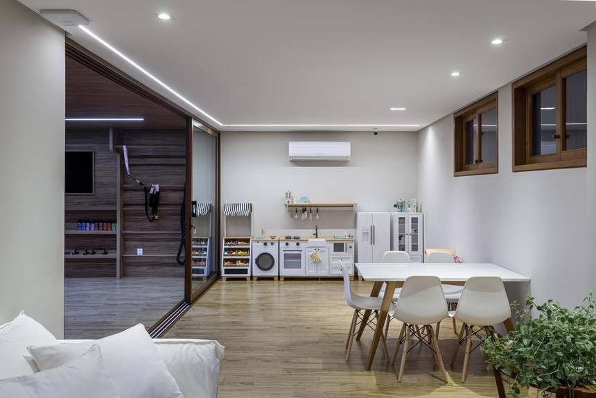Brinquedoteca com a porta de vidro que dá para a academia