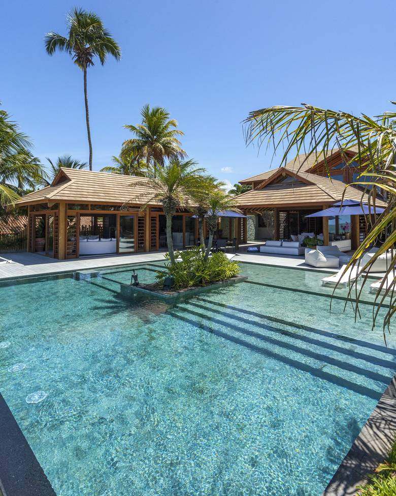 Piscina e os dois pavilhões da Villa Capri