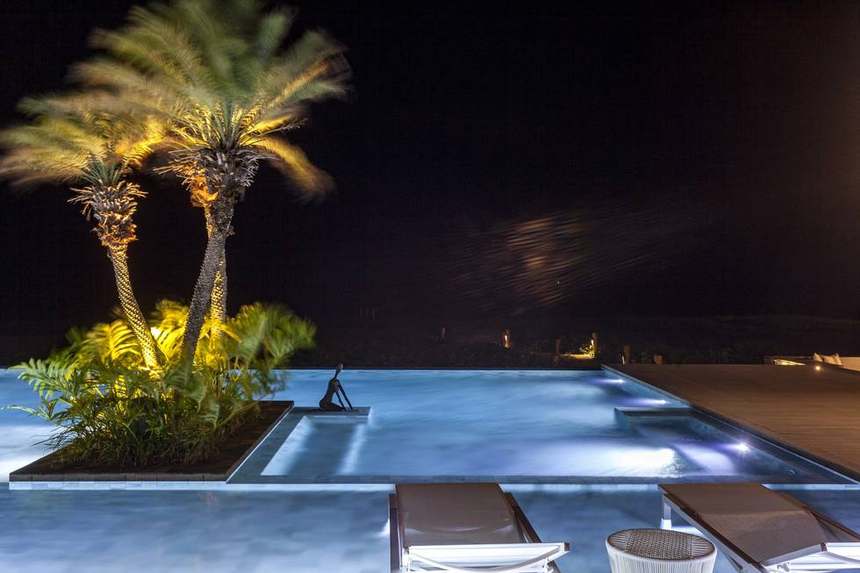 Borda infinita da piscina à noite